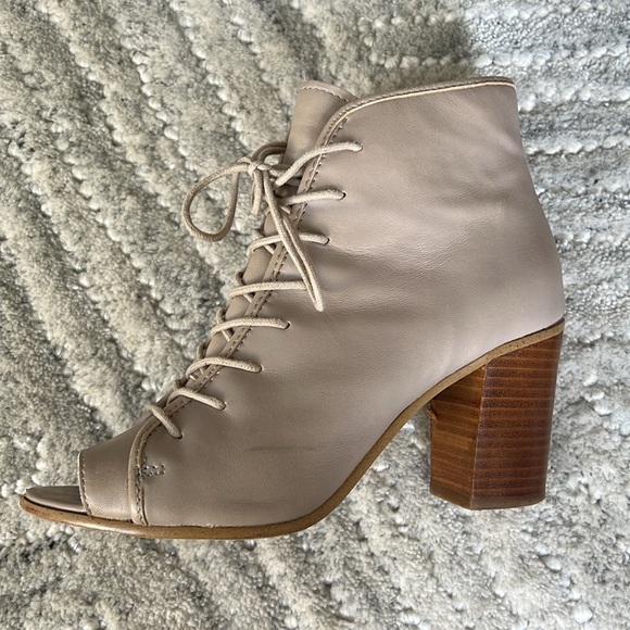 Classy taupe color leather lace up ankle boots - Picture 3 of 6